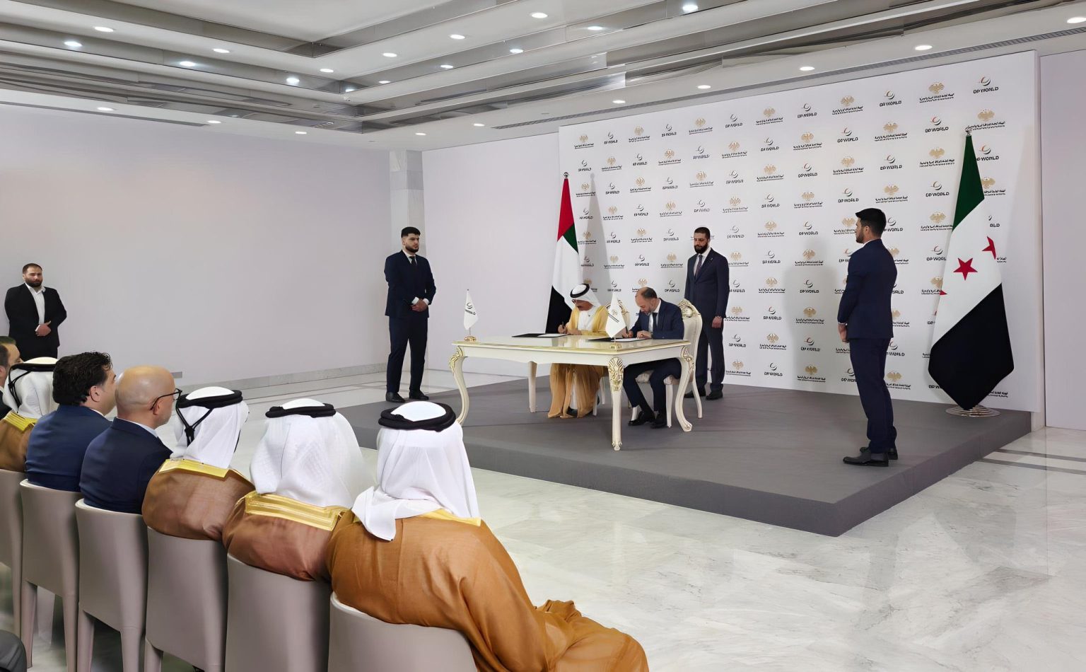 موانئ دبي العالمية توقّع اتفاقية بـ800 مليون دولار لتطوير الموانئ والخدمات اللوجستية في سورية