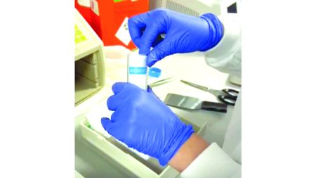 فاطمة المدني أول إماراتية تدرس الدكتوراه في الطب السريري