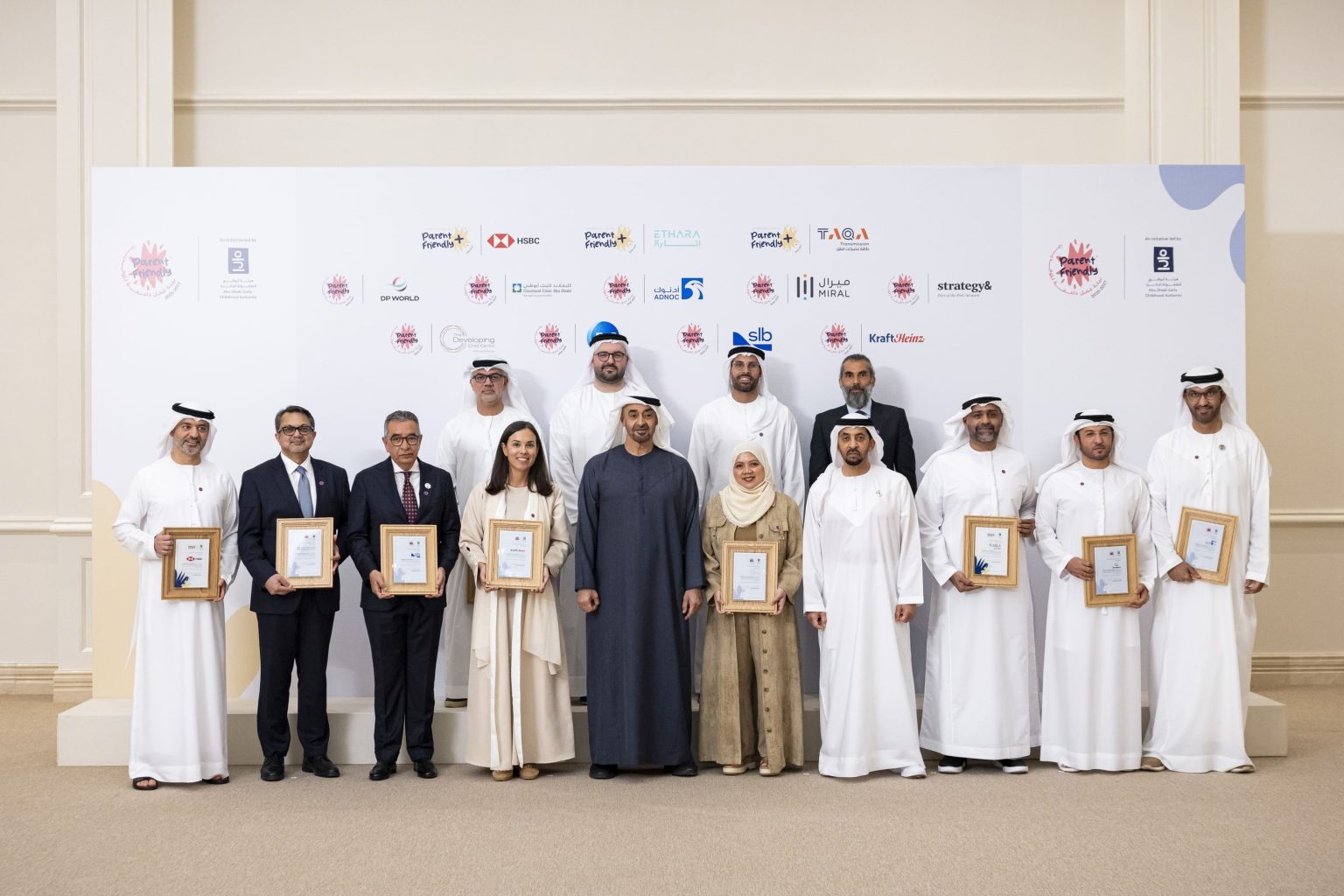 رئيس الدولة يكرم المؤسسات الحاصلة على”علامة الجودة لبيئة عمل داعمة للوالدين”