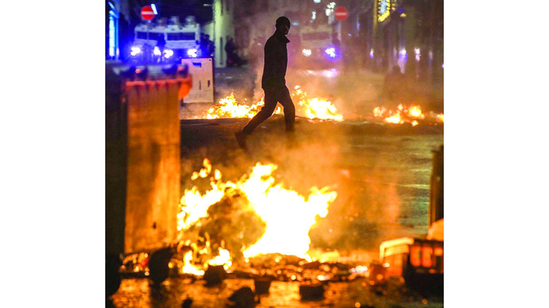 إيرلندا الشمالية.. توترات معادية للمهاجرين تستحضر ذكريات الحرب الأهلية