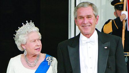 «الملكة ورؤساؤها».. كتاب يتناول العلاقة بين ملكة بريطانيا وزعماء الولايات المتحدة