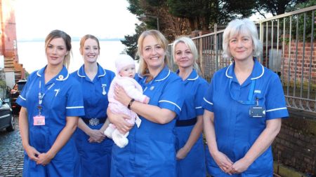 «القابلات» يشكين ندرة الوظائف في هيئة الصحة البريطانية