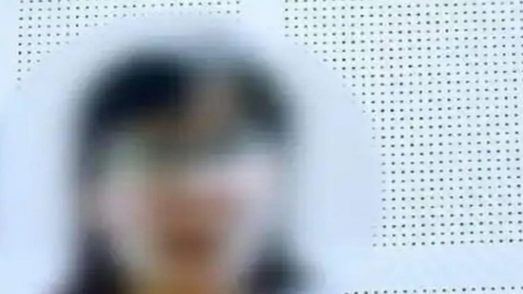 موظفة بسيطة «أعماها الغرور» تختلس الملايين من شركتها.. لأجل عمليات التجميل والبذخ