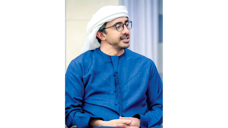 عبدالله بن زايد: الوضع الإنساني في غزة حرج وسنستأنف عمليات الإسقاط الجوي للمساعدات فوراً