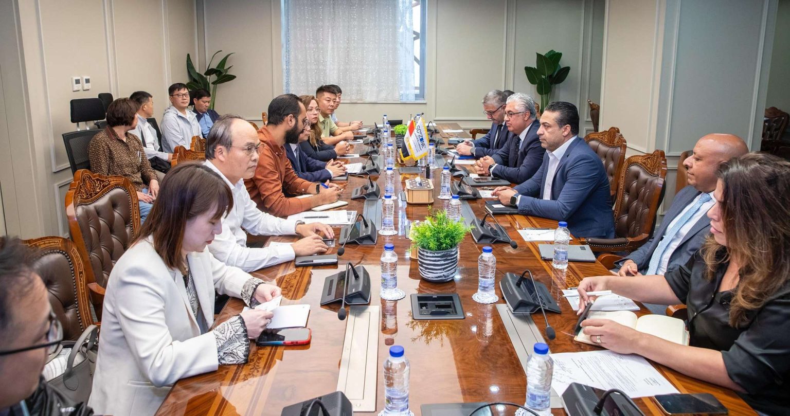 رئيس اقتصادية قناة السويس يستقبل وفدًا صينيًا رفيع المستوى لبحث فرص الاستثمار في مصر