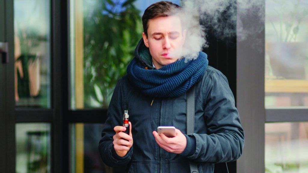 تدخين «الفيب» داخل «المولات» يثير استياء الزوار.. ومَطالب بغرامات رادعة