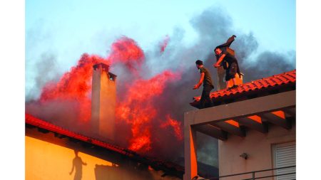 اليونان تكافح حرائق الغابات.. وتُخلي بعض القرى