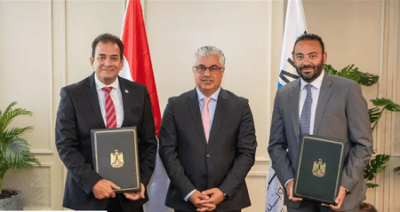 رئيس اقتصادية قناة السويس يشهد توقيع عقد مشروع شركة “CWA”