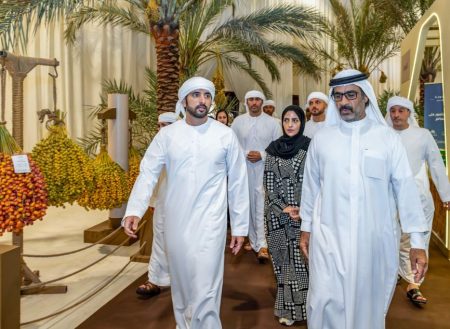 حمدان بن محمد يزور جانباً من فعاليات “دبي للرطب”