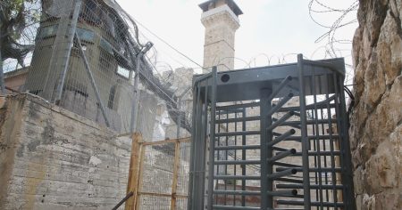 كاتب إسرائيلي: مخطط بطيء للمستوطنين بالحرم الإبراهيمي لكنه خطير