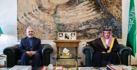 وزير الخارجية يتلقى رسالة خطية من نظيره الإيراني تتصل بالعلاقات الثنائية بين البلدين