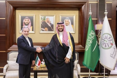 وزير الدفاع يلتقي وزير الخارجية الإيراني