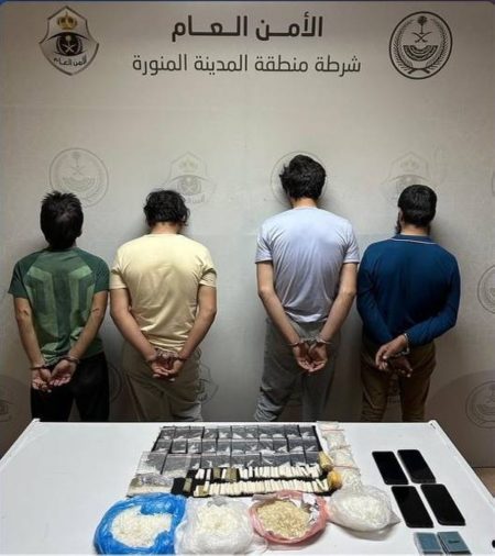 المدينة المنورة: القبض على 3 مقيمين ووافد لترويجهم 1.7 كيلوجرام من الشبو