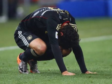 مختص لـ«عكاظ»: تعرُّق المباريات يضاعف الجفاف