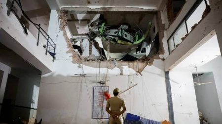 مفاجأة في تحطم الطائرة الهندية: مفاتيح التحكم بالوقود كانت مغلقة