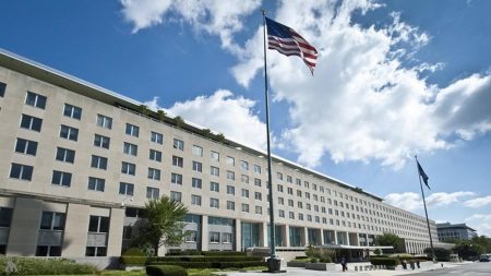 الخارجية الأمريكية تسرح 1350 موظفاً