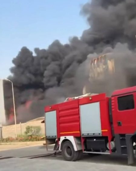 كارثة صناعية.. 15 سيارة إطفاء تتصدى لحريق هائل في القاهرة