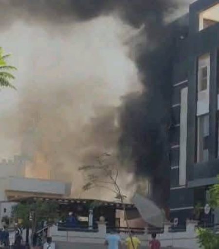 مصر.. حريق مفاجئ يضرب مركزاً تجارياً بالشيخ زايد