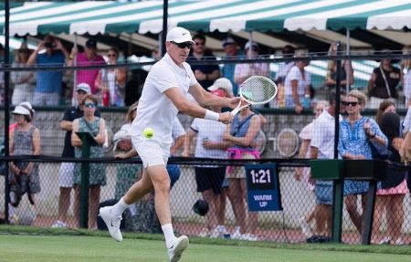 ملياردير أمريكي يُشعل الجدل في التنس.. بيل أكمان يخسر ويُغضب الجماهير