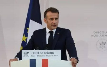الرئيس الفرنسي يعلن خطة بلاده للتسلح