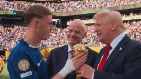 بالمر يتسلم جائزة أفضل لاعب من الرئيس الأمريكي ورئيس الفيفا