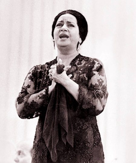 بين آخر ما غنّت.. والأغنية التي لم تستطع غناءها.. هكذا كانت أيام أم كلثوم الأخيرة