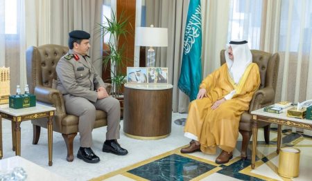 أمير الشرقية يكرّم الضباط والأفراد المتميزين