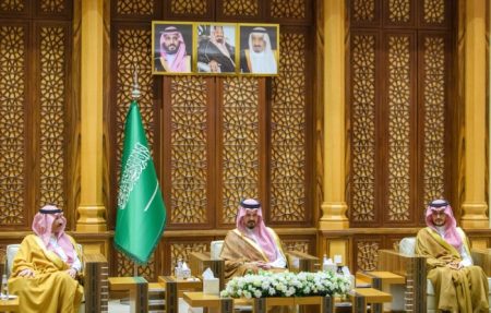 أمير المدينة يستقبل وكيل وزارة الداخلية ووكلاء إمارات المناطق