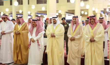 نائب أمير الرياض يؤدي صلاة الميت على الوليد بن خالد بن طلال