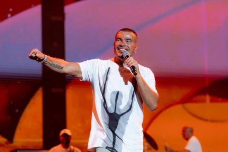 عمرو دياب يضيء سماء الرياض بحفل استثنائي في مسرح أبو بكر سالم