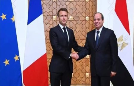 السيسي وماكرون يناقشان جهود الوساطة لوقف إطلاق النار في غزة