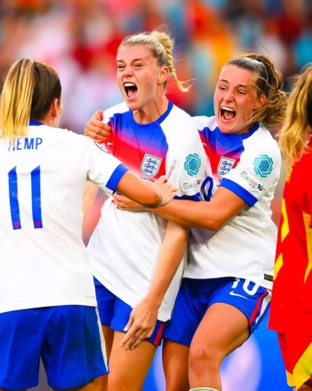 سيدات إنجلترا يتربعن على عرش «السيدة العجوز»