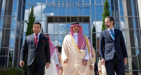 وزير الداخلية يزور «الإنتربول»