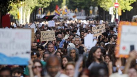 اشتباكات عنيفة بين جماعات من اليمين المتطرف ومهاجرين في بلدة إسبانية