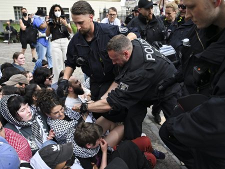 الشرطة الألمانية توقف متظاهرين مؤيدين لفلسطين في برلين