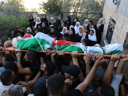 مستوطنون يقتحمون الأقصى والاحتلال يواصل اعتداءاته بالضفة