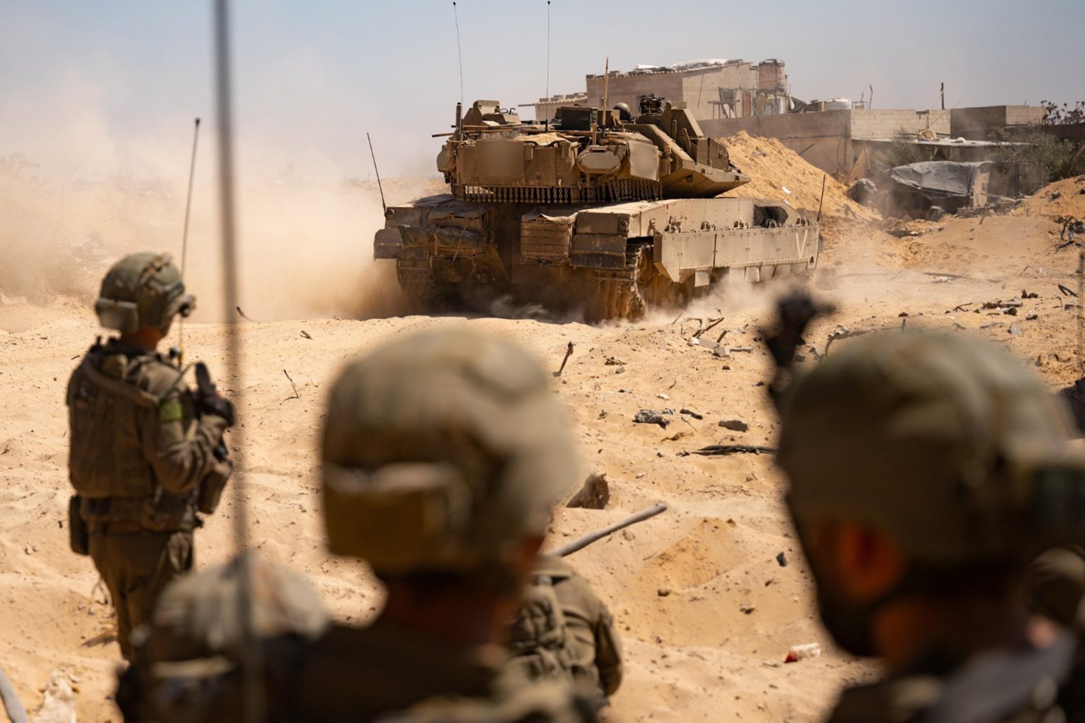 إعلام إسرائيلي: تل أبيب قبلت مقترحا قطريا بشأن انسحاب القوات من غزة