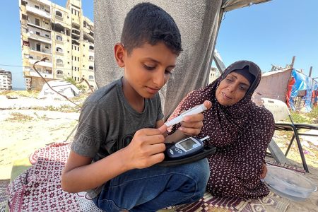 التجويع يهدد حياة الأطفال مرضى السكرى في غزة