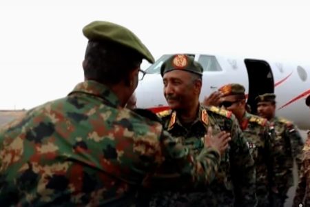 البرهان يهبط في الخرطوم بطائرة مدنية وإدريس يتعهد: ستعود عاصمة شامخة