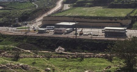 إخطار بهدم جميع منازل قرية النعمان بالقدس ومستوطنون يقتحمون الأقصى