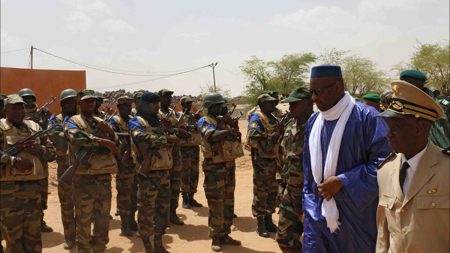 رئيس الوزراء المالي الأسبق يغادر المحكمة بدون تهم