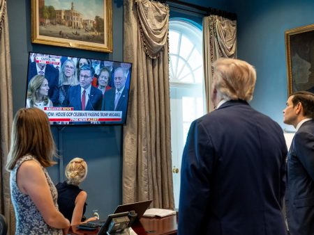 ما مصدر المعلومات الذي يثق به ترامب وبه غير موقفه من تجويع غزة؟