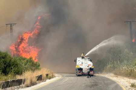 عوامل تعيق السيطرة على حرائق اللاذقية وسط تحذيرات