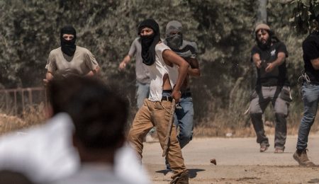 مستوطنون يقيمون بؤرة بالخليل ويعتدون على فلسطينيين برام الله