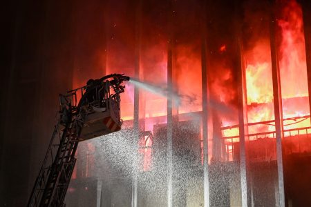 حريق بمبنى سنترال مركزي بالقاهرة يعطل الإنترنت ويصيب 22 شخصا