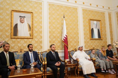 قطر تلم شمل دفعة جديدة من الأطفال الأوكرانيين والروس مع عائلاتهم