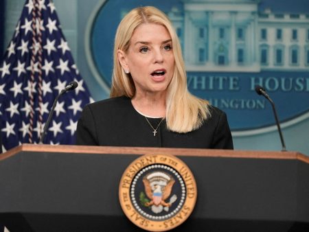 إدارة ترامب تسقط التهم عن طبيب متهم بإتلاف لقاحات كوفيد-19