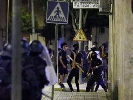 احتجاز 10 أشخاص بعد اشتباكات بين “متطرفين” ومهاجرين في إسبانيا