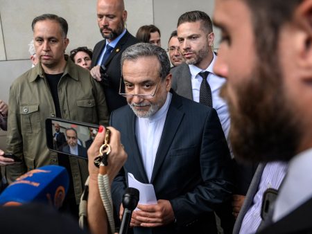 محادثات محفوفة بالتوتر بين إيران والترويكا الأوروبية في إسطنبول