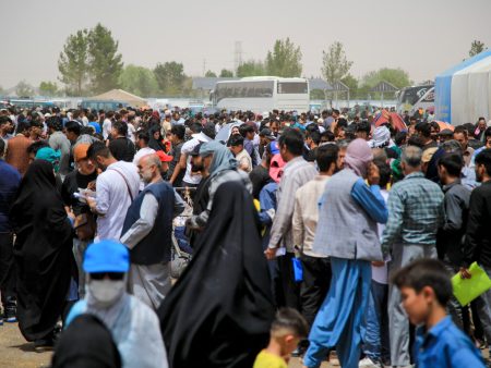 450 ألف لاجئ أفغاني عادوا من إيران خلال شهر
